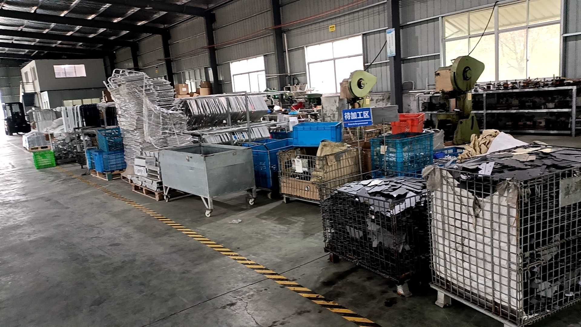 Donghe metalworking production floor with production equipment and material staging